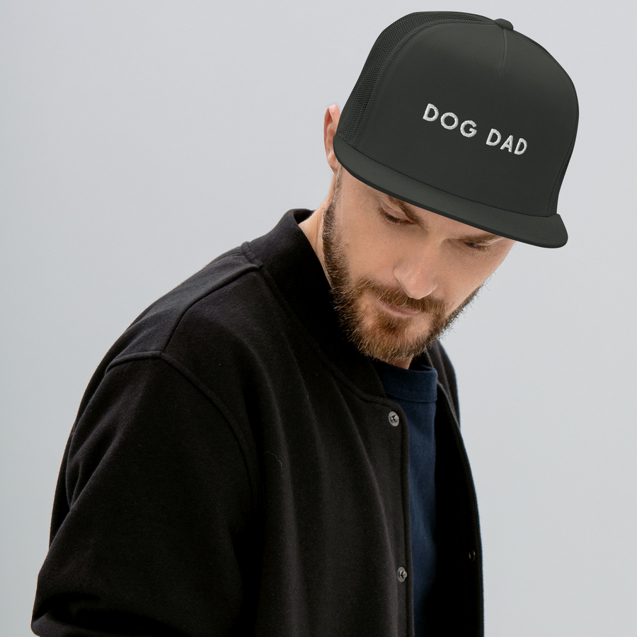 Gorra de camionero bordada con texto "Dog Dad"