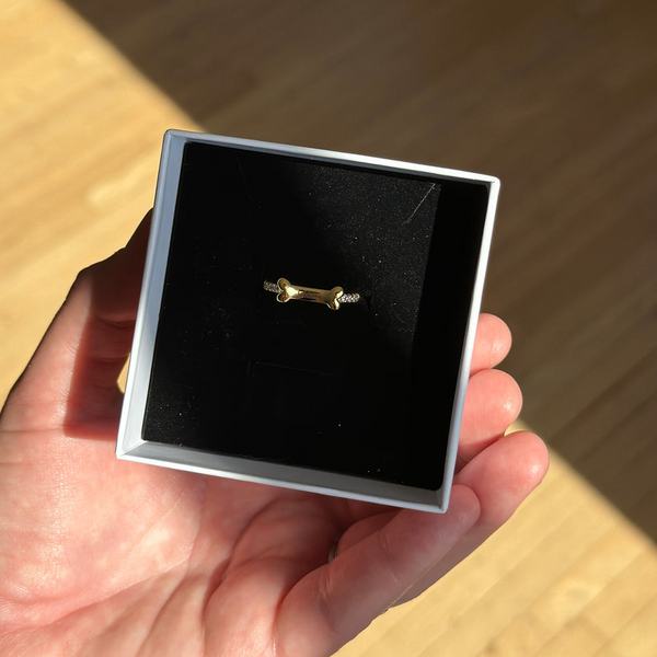 Anillo de hueso grabado personalizado